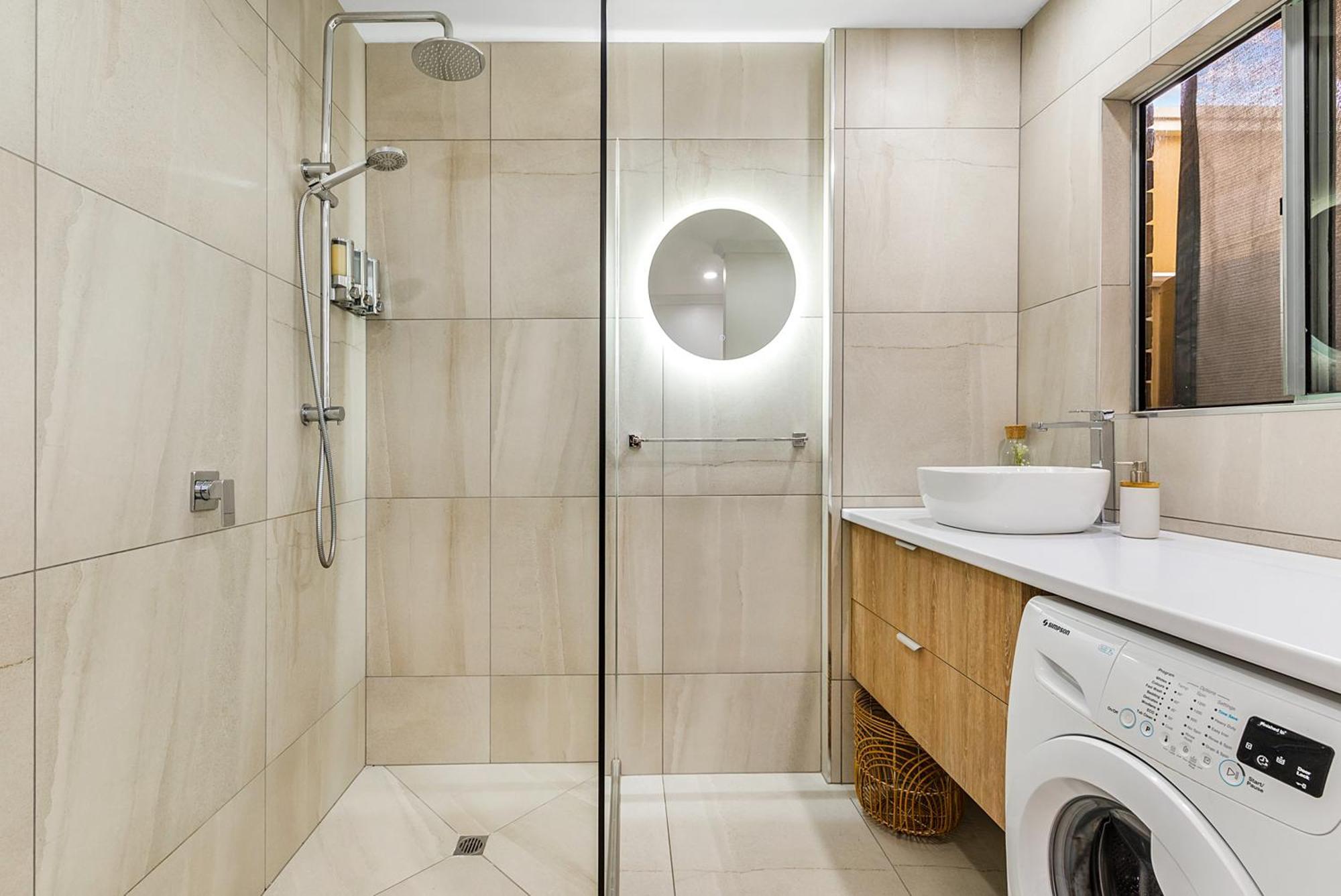 Comfortable & Convenient Coastal Apartment *