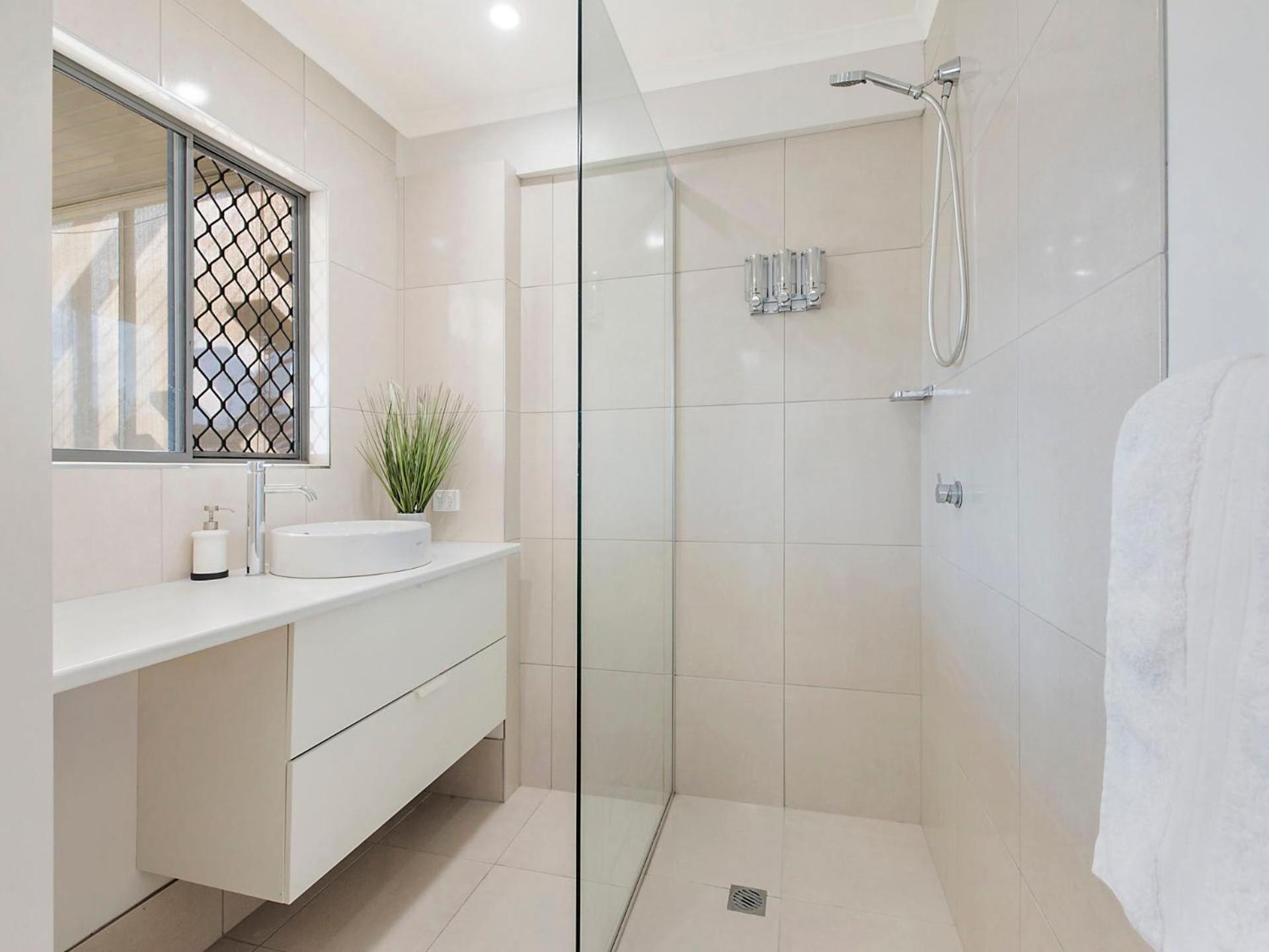 Comfortable & Convenient Coastal Apartment *